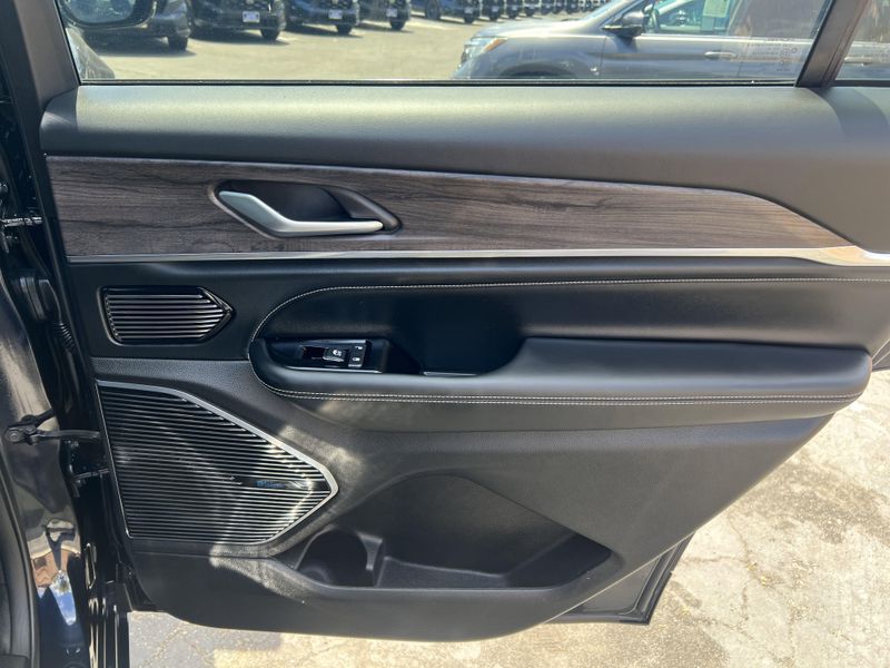 Used 2023 Jeep Grand Cherokee L OverlandImage 26