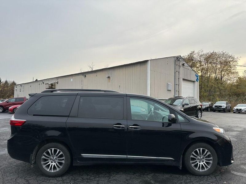 2020 Toyota Sienna XLEImage 11