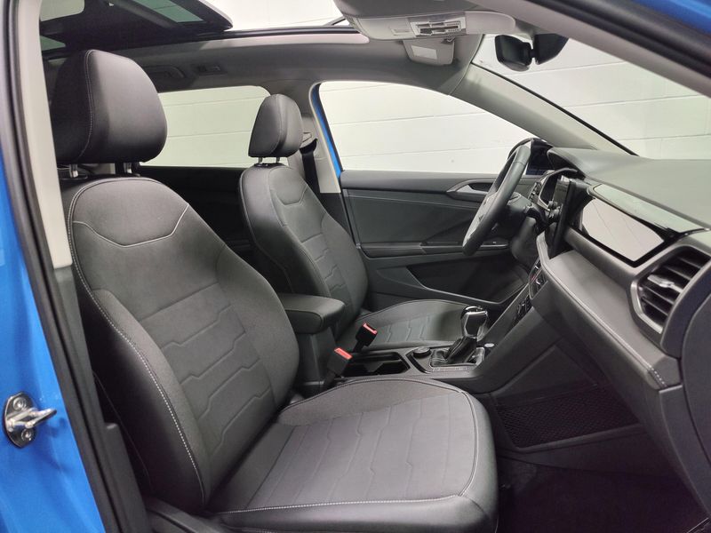 Used 2025 Volkswagen Taos SE Black AWD w/SunroofImage 7