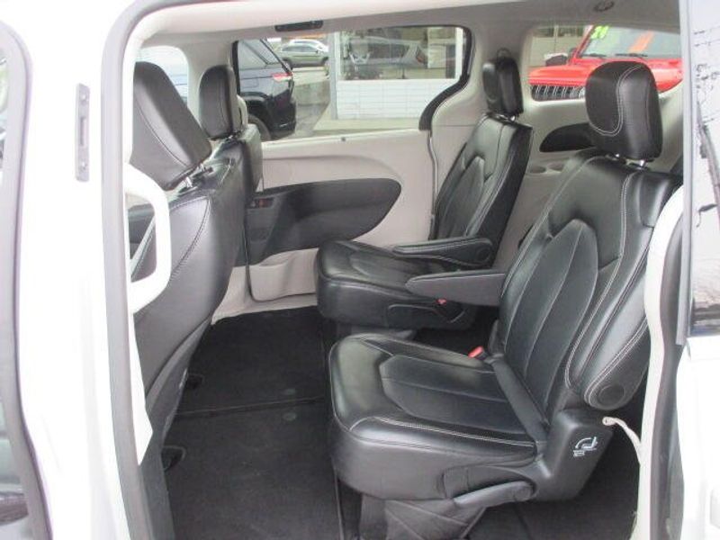 Used 2024 Chrysler Pacifica Touring LImage 21