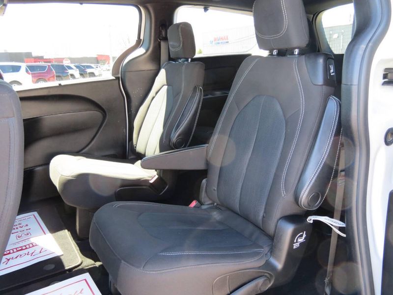 Used 2020 Chrysler Pacifica Touring 4dr Mini VanImage 24