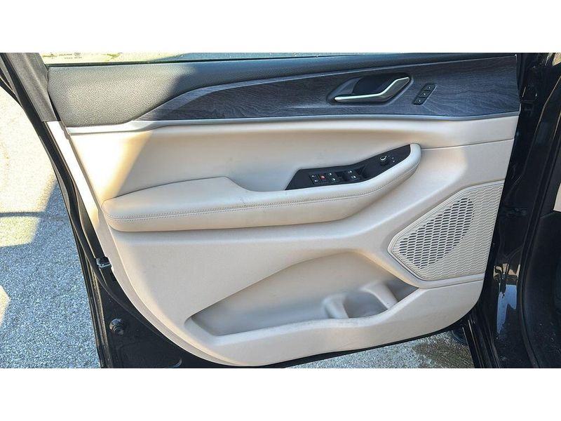 Used 2023 Jeep Grand Cherokee L LimitedImage 6