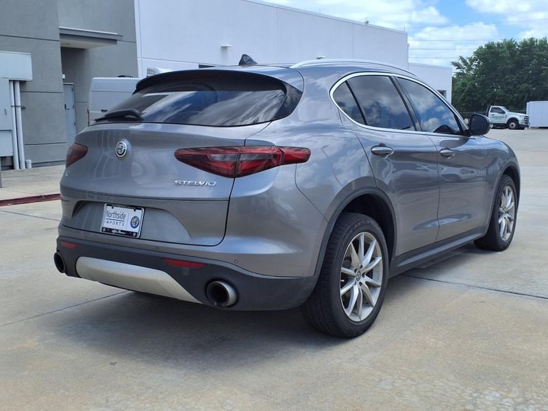 2018 Alfa Romeo Stelvio TiImage 2