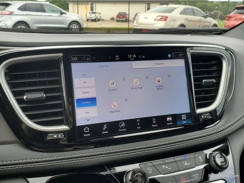 New 2025 Chrysler Pacifica SelectImage 30
