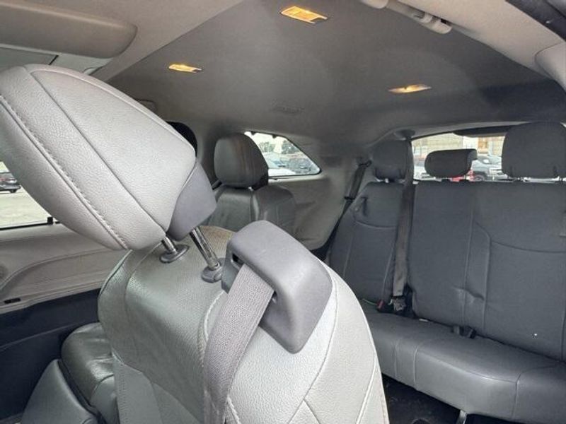 Used 2022 Toyota Sienna LimitedImage 12