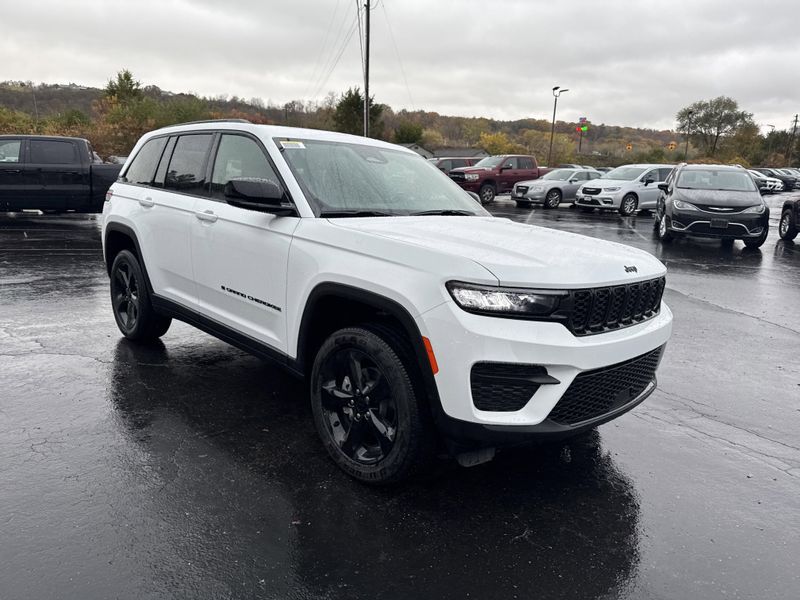 2025 Jeep Grand Cherokee Altitude photo 2