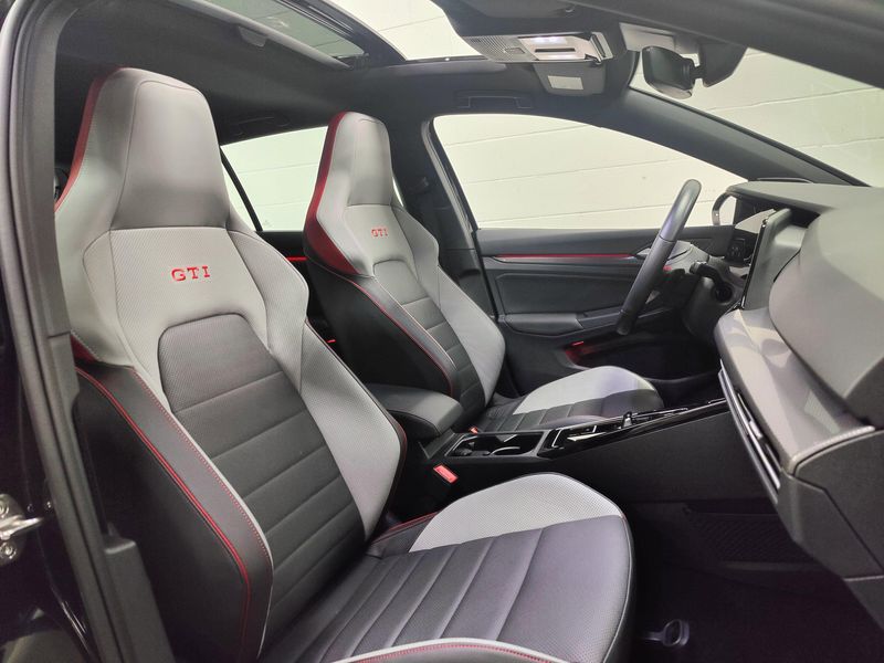 Used 2024 Volkswagen Golf GTI SE w/SunroofImage 4