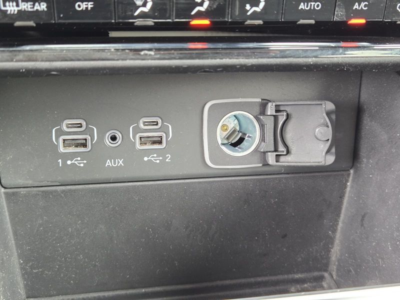 Used 2023 Jeep Grand Cherokee Laredo 4x2