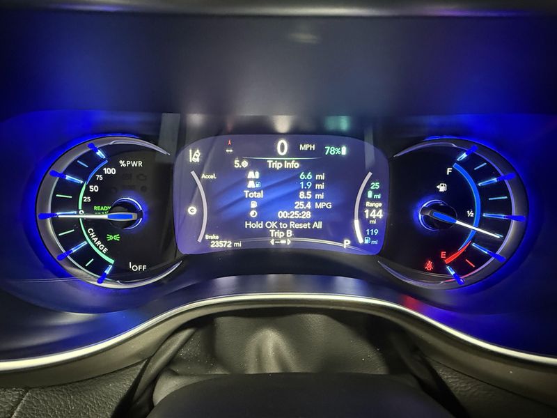 Used 2024 Chrysler Pacifica Hybrid PinnacleImage 27