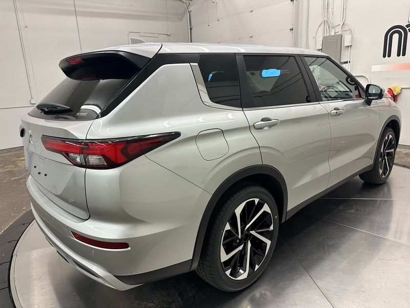 2024 Mitsubishi Outlander SEImage 10