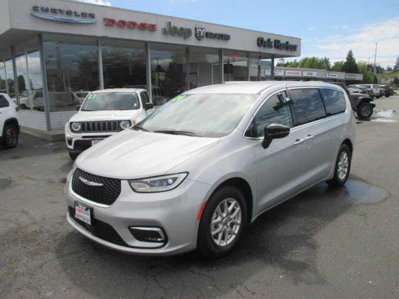 Used 2024 Chrysler Pacifica Touring LImage 2