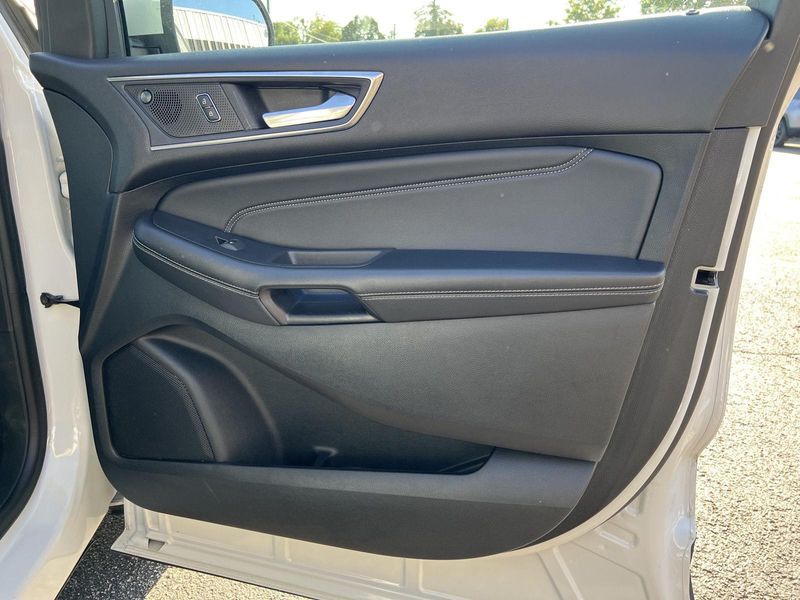 2022 Ford Edge Titanium photo 16
