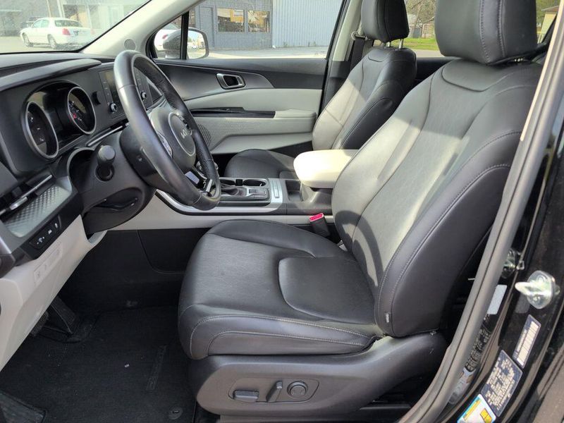 2024 Kia Carnival LXImage 10