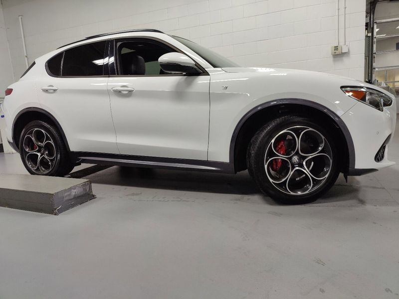 2022 Alfa Romeo Stelvio Ti Premium AWD w/Sunroof & NavImage 4