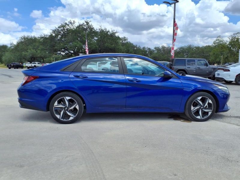 2023 Hyundai Elantra SEL photo 2