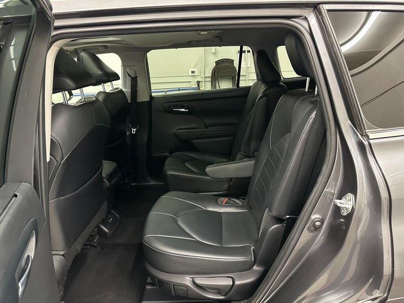 2021 Toyota Highlander XLE photo 24