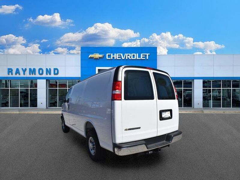 New 2025 Chevrolet Express 3500 Work VanImage 6