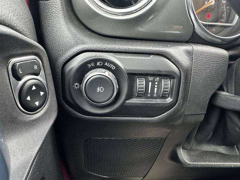 2021 Jeep Wrangler Unlimited Sahara photo 12