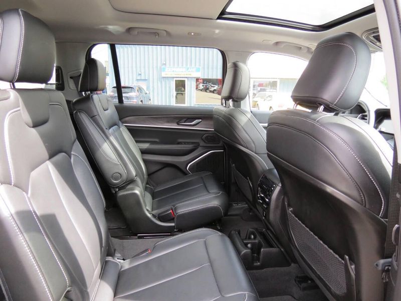 2022 Jeep Grand Cherokee L Limited 4x4 4dr SUVImage 28