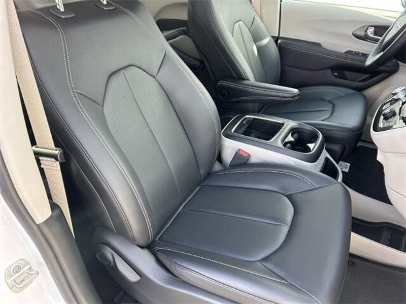 New 2024 Chrysler Pacifica Plug-in Hybrid SelectImage 11