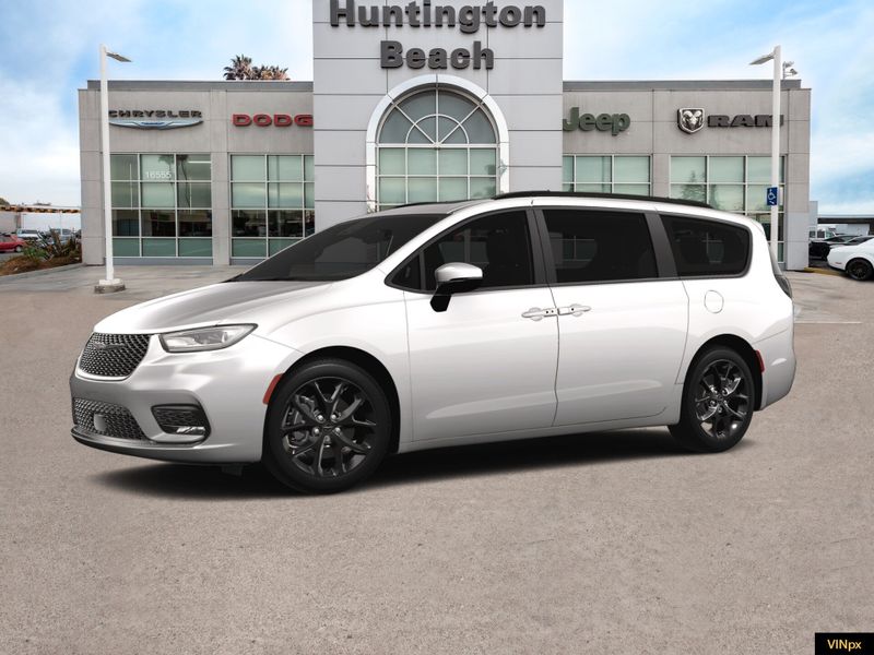 2023 Chrysler Pacifica Limited AWDImage 2