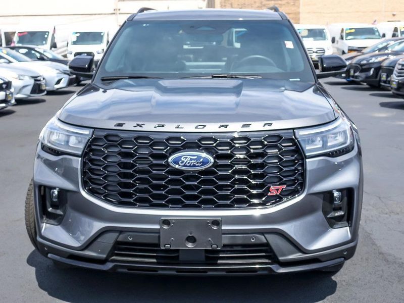 2025 Ford Explorer ST photo 4