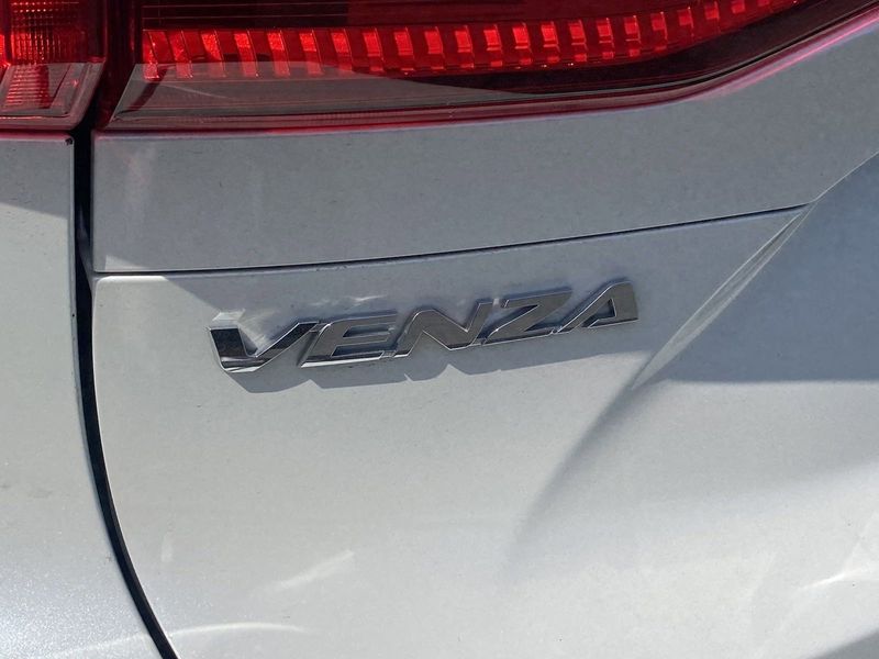 2021 Toyota Venza LEImage 4