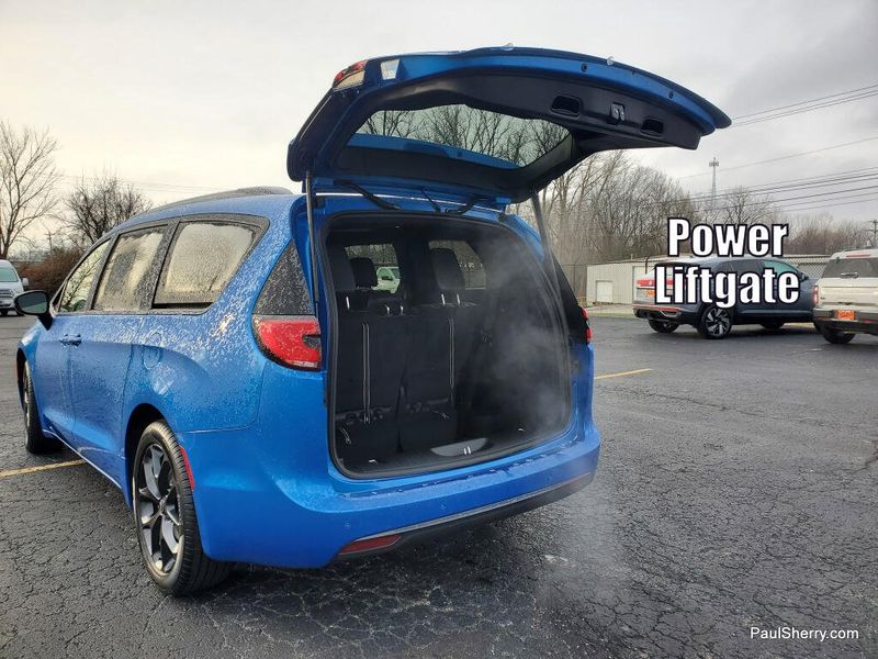 New 2026 Chrysler Pacifica Select