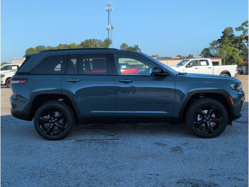 New 2027 Jeep Grand Cherokee Limited 4x4Image 6