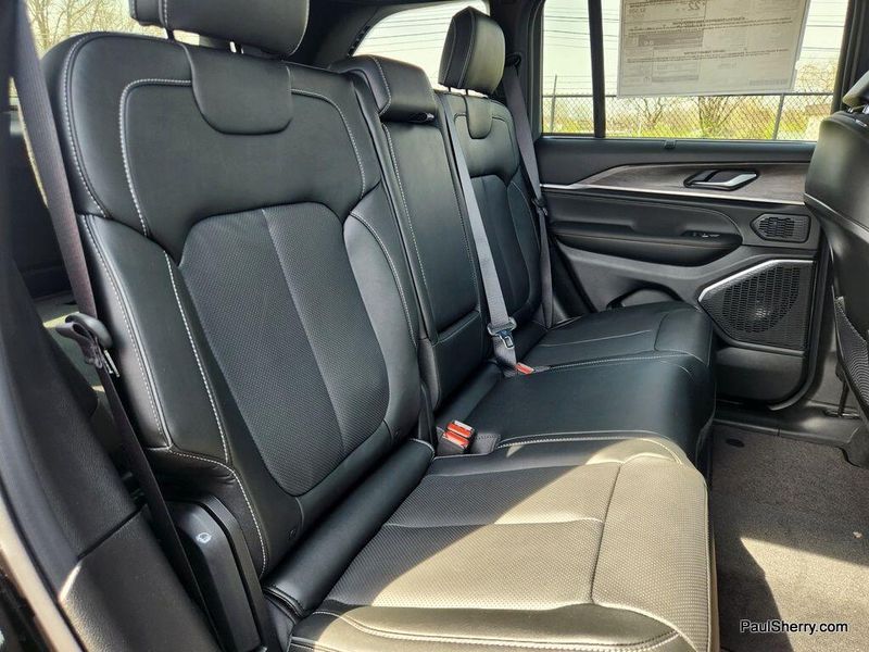 New 2025 Jeep Grand Cherokee Overland 4x4Image 35