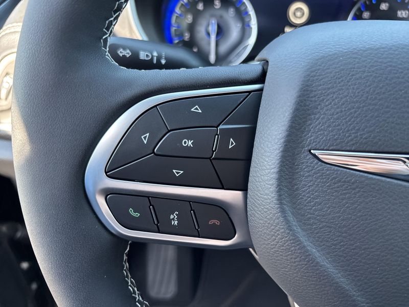 New 2026 Chrysler Pacifica SelectImage 28