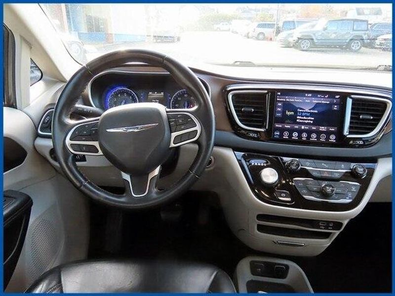 2018 Chrysler Pacifica Touring LImage 11