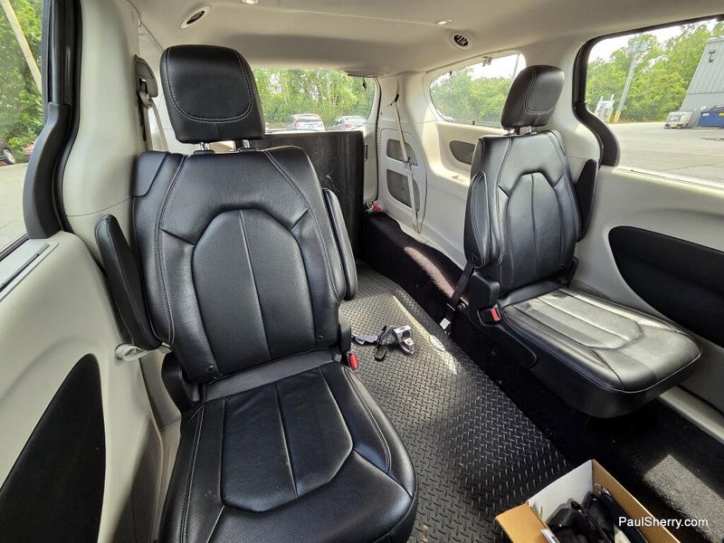 Used 2022 Chrysler Pacifica Touring L