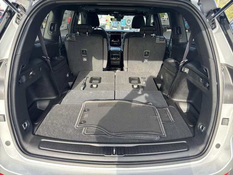 New 2025 Jeep Grand Cherokee L Laredo X 4x4Image 23