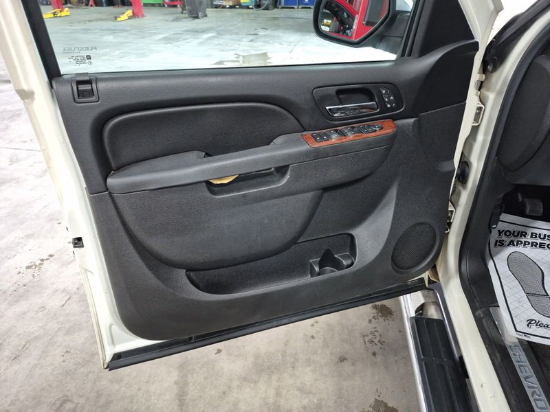 Used 2013 Chevrolet Avalanche LTZImage 24