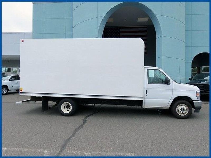 2025 Ford E-350 Cutaway BaseImage 2