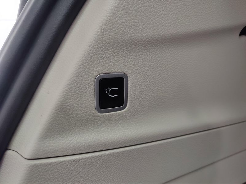 2024 Chrysler Pacifica Limited AWD w/Safety SphereImage 18