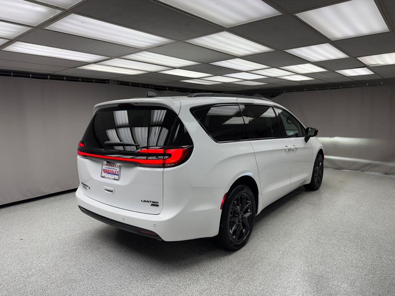 New 2026 Chrysler Pacifica Limited AwdImage 3