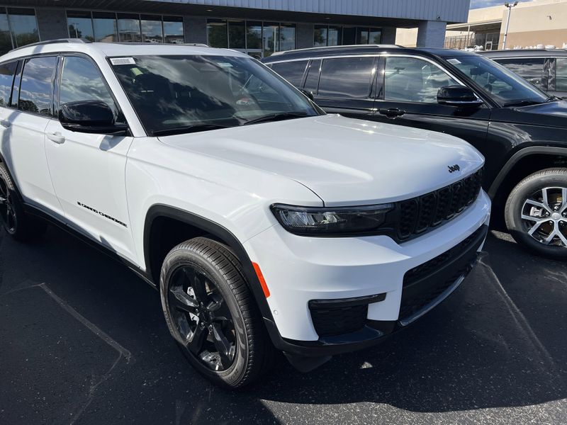 New 2025 Jeep Grand Cherokee L Limited 4x4Image 3