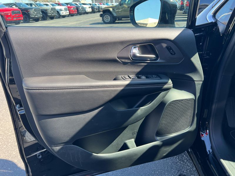 New 2026 Chrysler Pacifica SelectImage 11