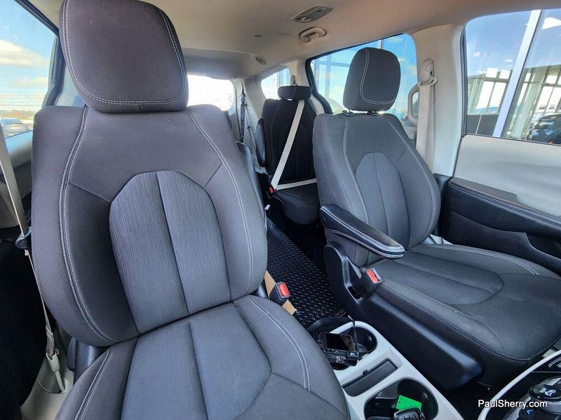 2022 Chrysler Voyager LXImage 3