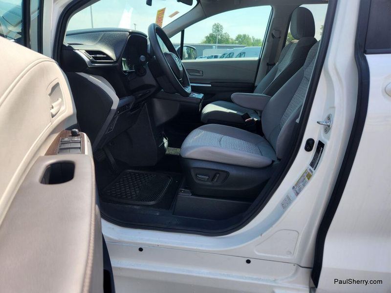 2022 Toyota Sienna Hybrid LEImage 40