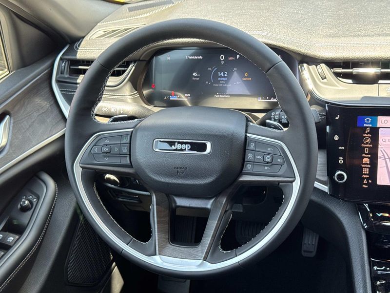 New 2026 Jeep Grand Cherokee Laredo Altitude 4x2