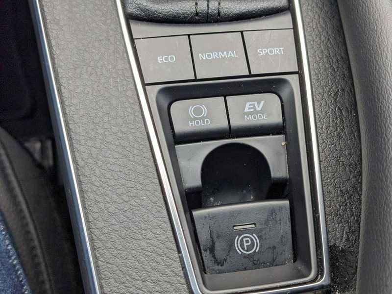 2022 Toyota Avalon Hybrid XLE in a Ice Edge exterior color and Blackinterior. Johnson Dodge 601-693-6343 pixelmotiondemo.com 