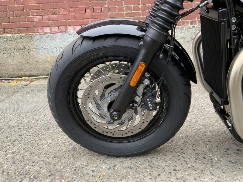 2025 Triumph BONNEVILLE BOBBER
