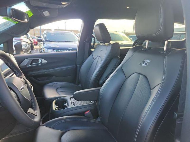New 2023 Chrysler Pacifica Plug-in Hybrid Touring L
