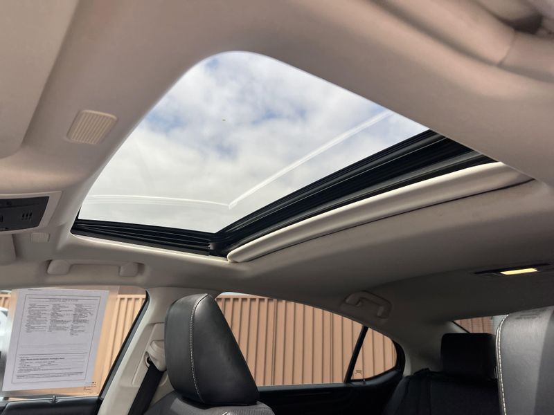 2019 Lexus ES 300hImage 16