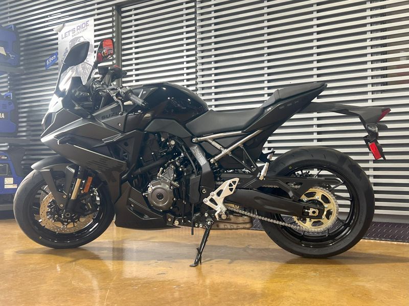 2025 Suzuki GSX-8R Image 2