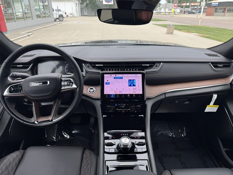 New 2025 Jeep Grand Cherokee SummitImage 28