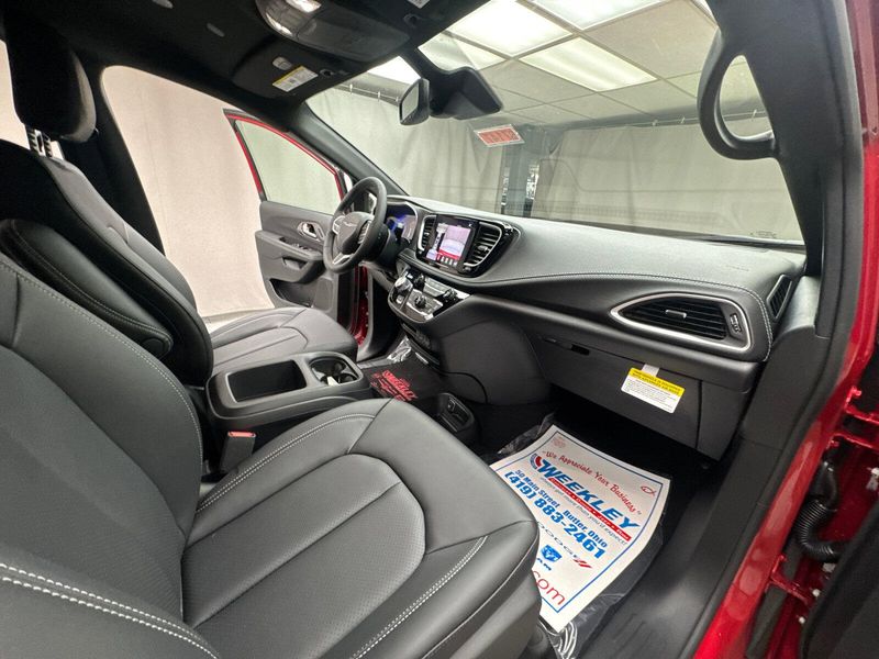 2025 Chrysler Pacifica Select AwdImage 22